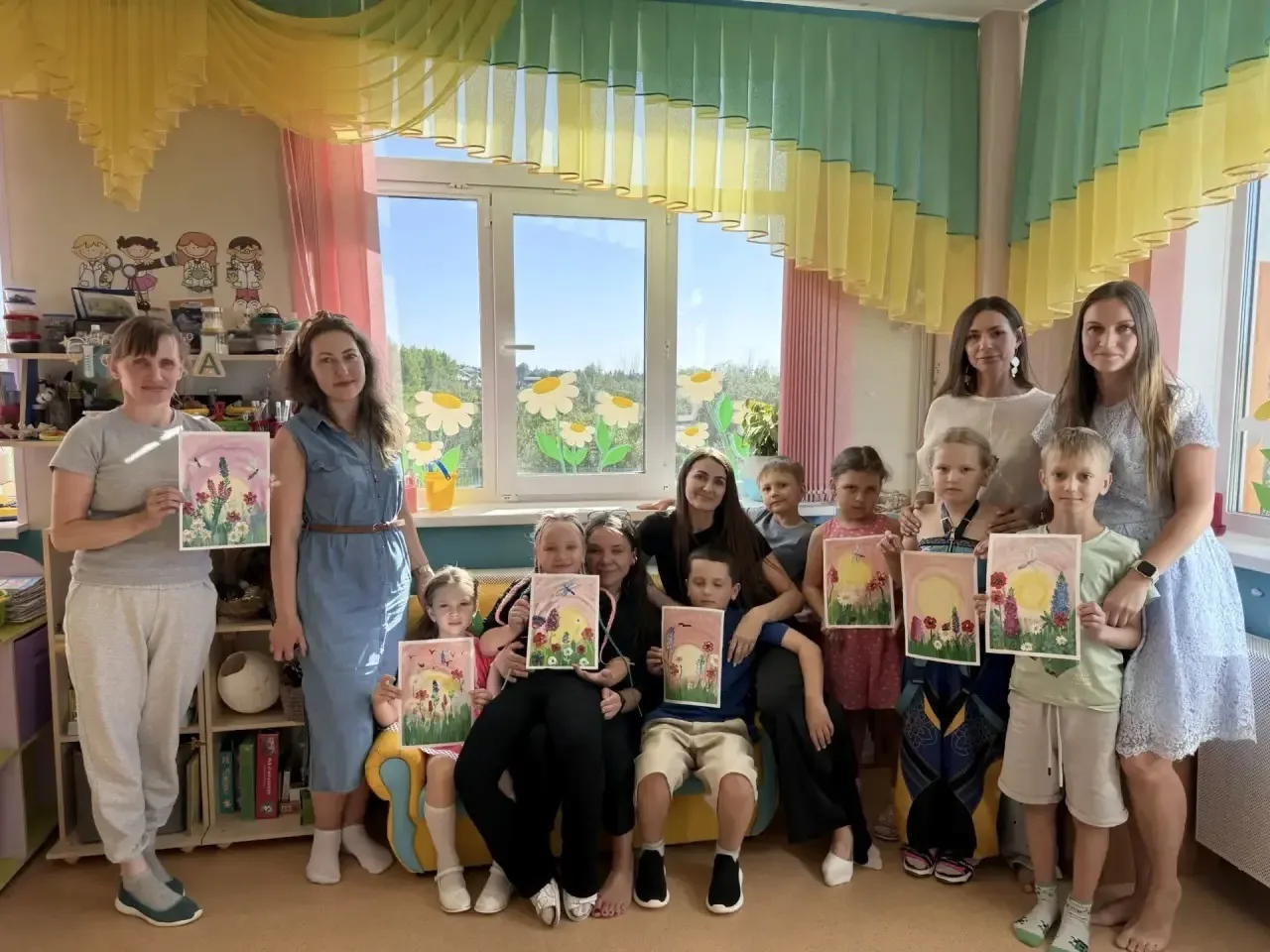 Вот и настало долгожданное лето! В группе «ЗНАЙКИ» вновь собрались дети и родители в творческой детс