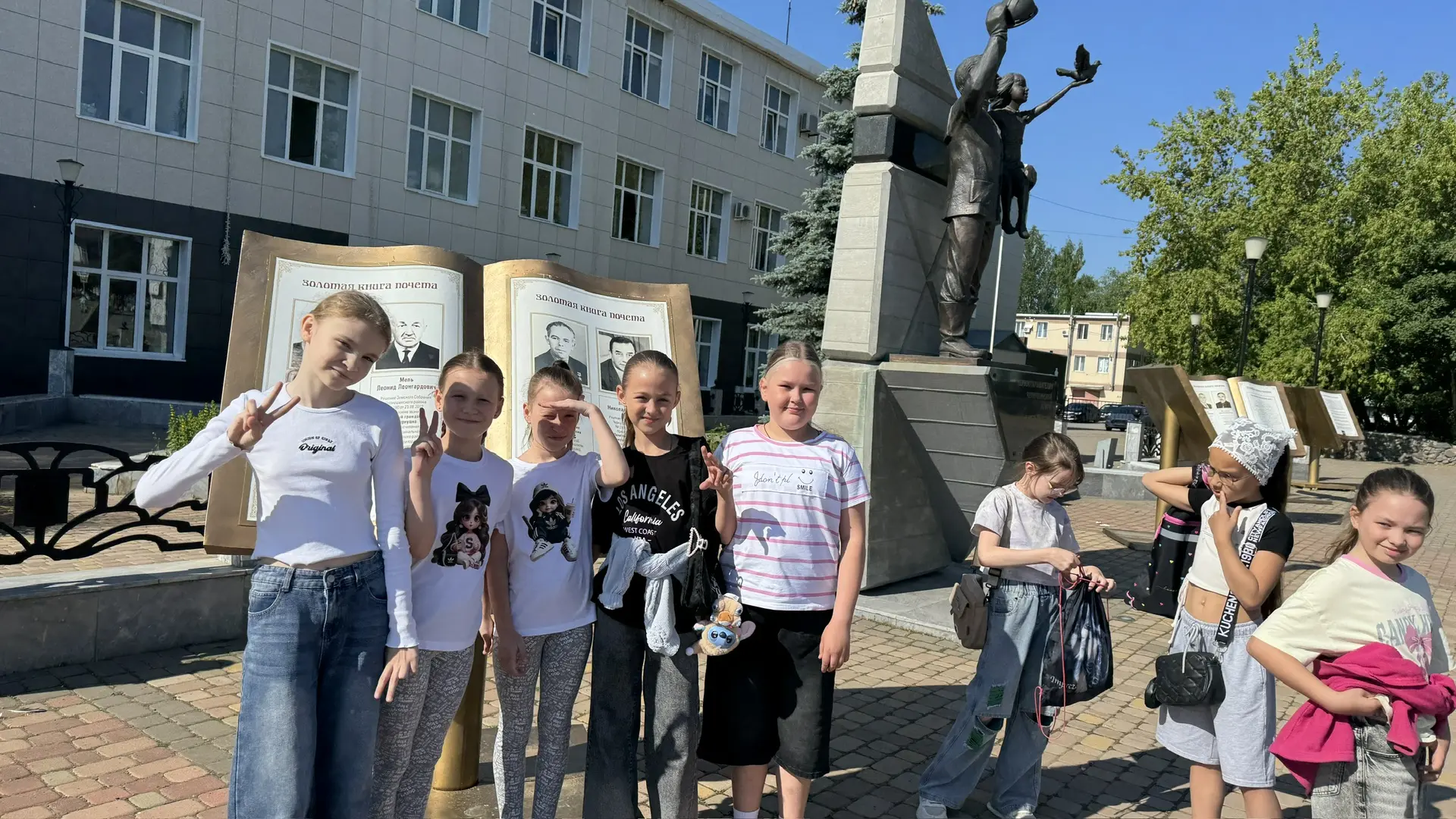 🇷🇺 Сегодня 1-й отряд отправился в библиотеку на «Этнокруиз по республикам России». Но путешествие 