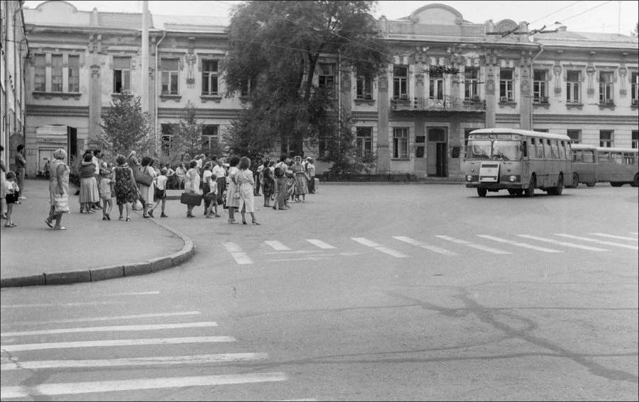 Площадь Революции. Архивный снимок Константина Байгузина.