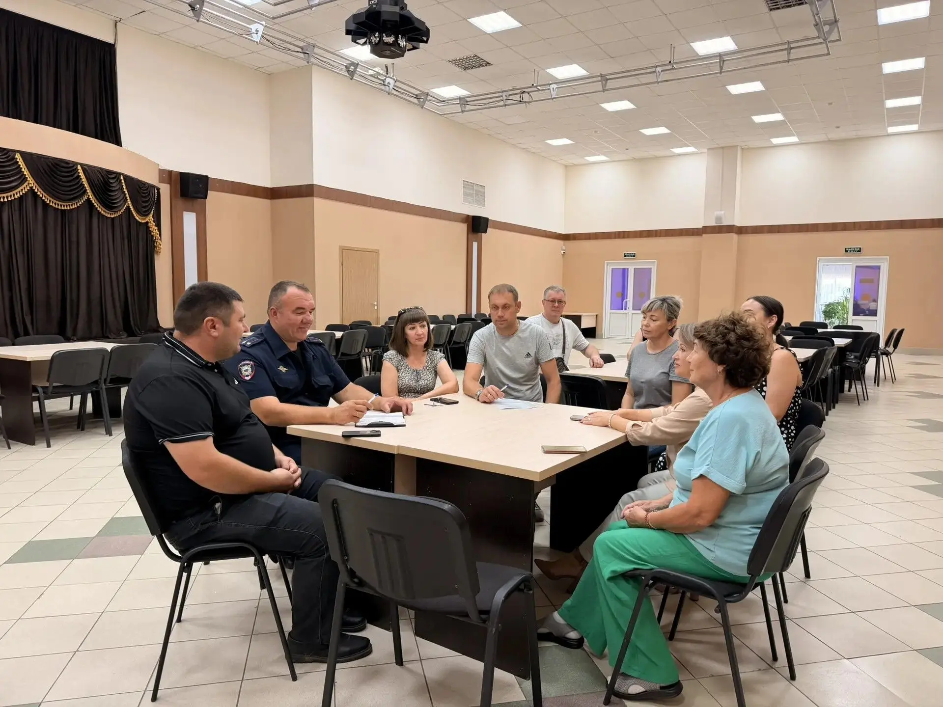 Сегодня в Мелеузовском Дворце культуры прошла очередная встреча работников с представителем правоохр