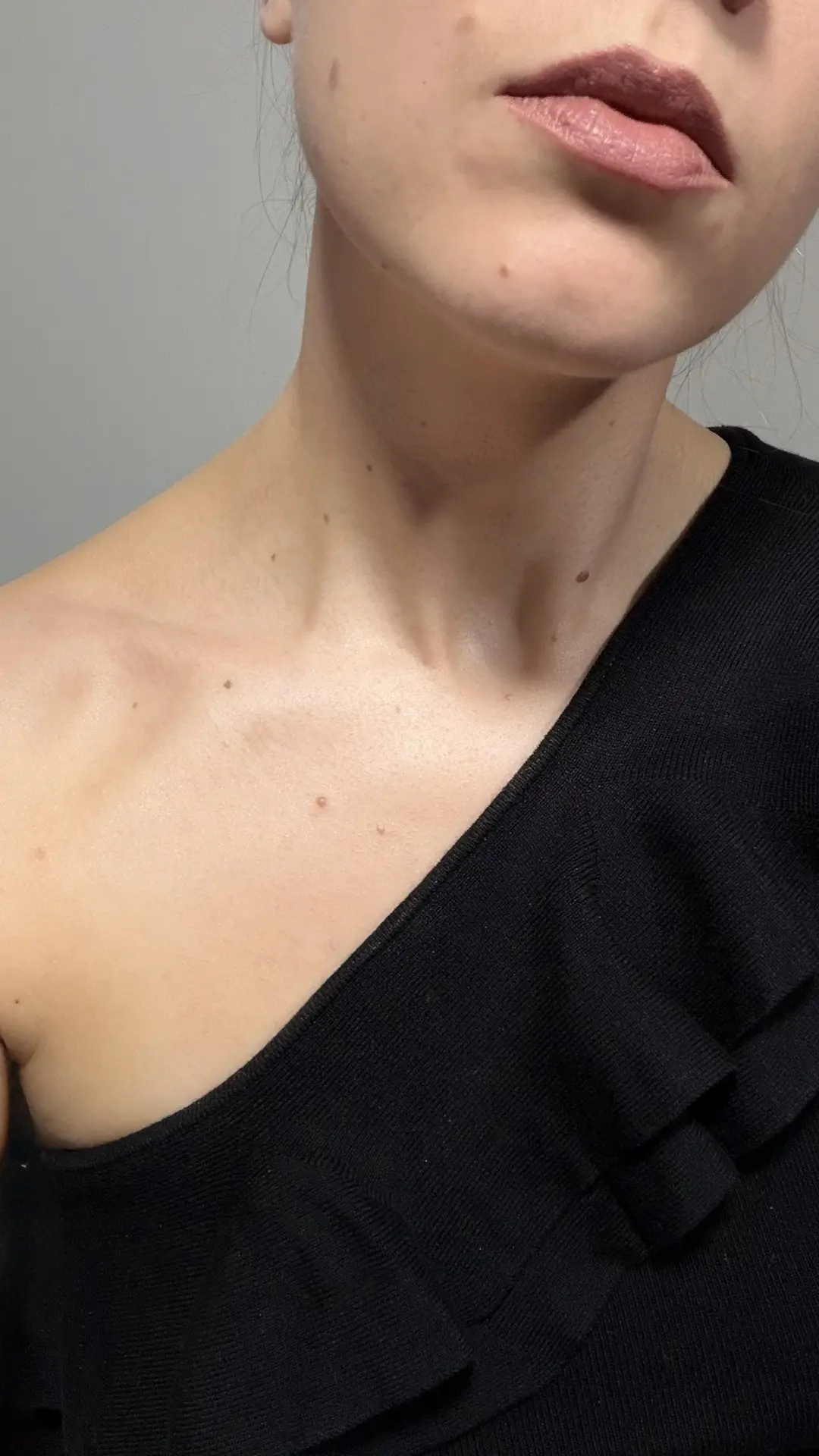 Вот банки, о которых говорю в кружочке выше: SHIKSTUDIO bronze и glow body foundation.

Можно наноси
