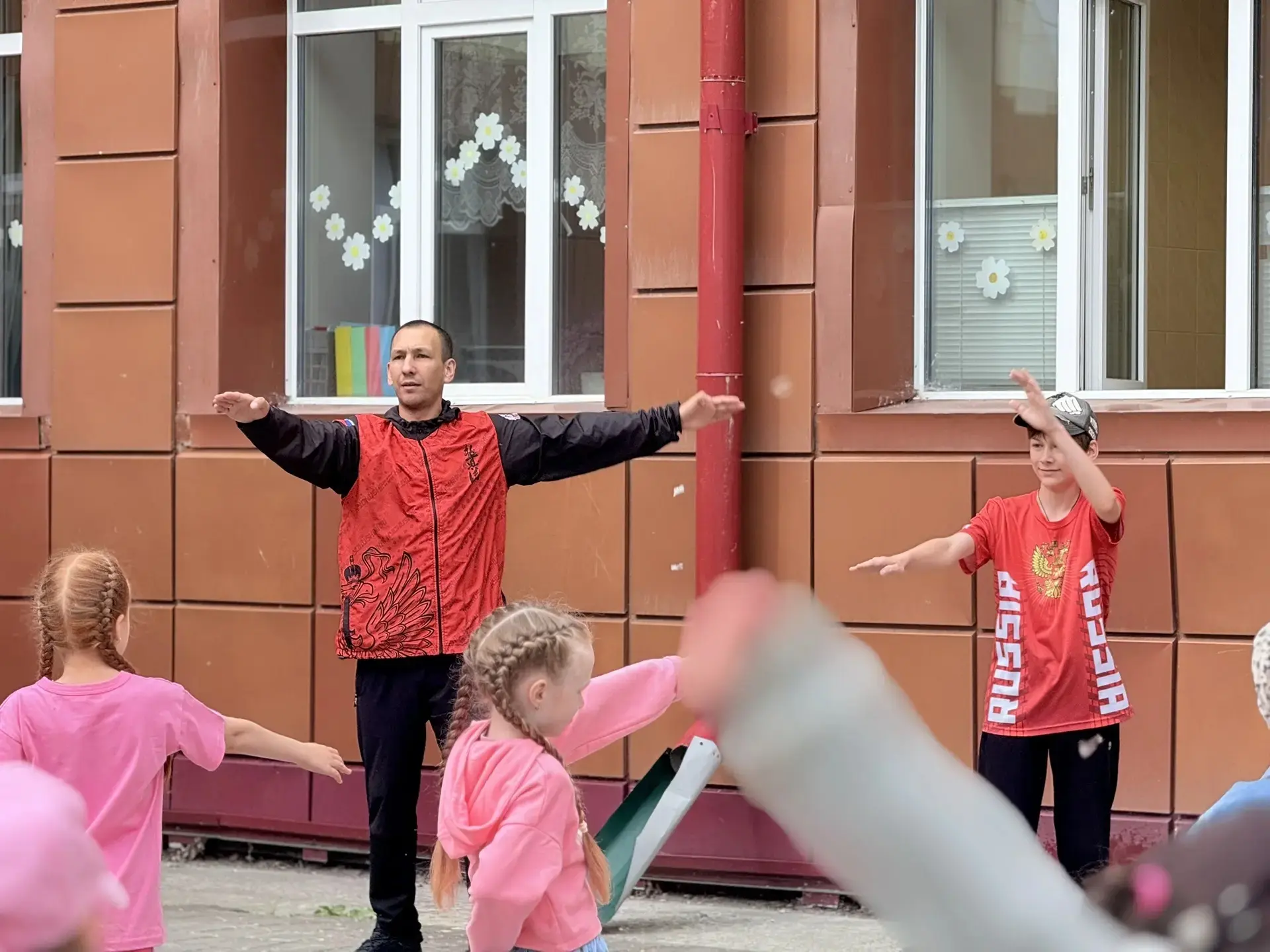 ✨Бодрое утро в Городе Дружбы: зарядка с чемпионом от школы «КИМЭ»!
🏒В рамках Дня здоровья на площад
