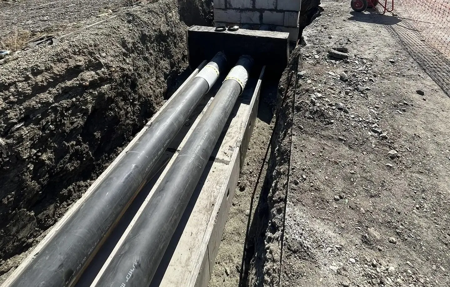 🔥 В Медногорске завершаем реконструкцию крупнейшей тепломагистрали на улице Гайдара.