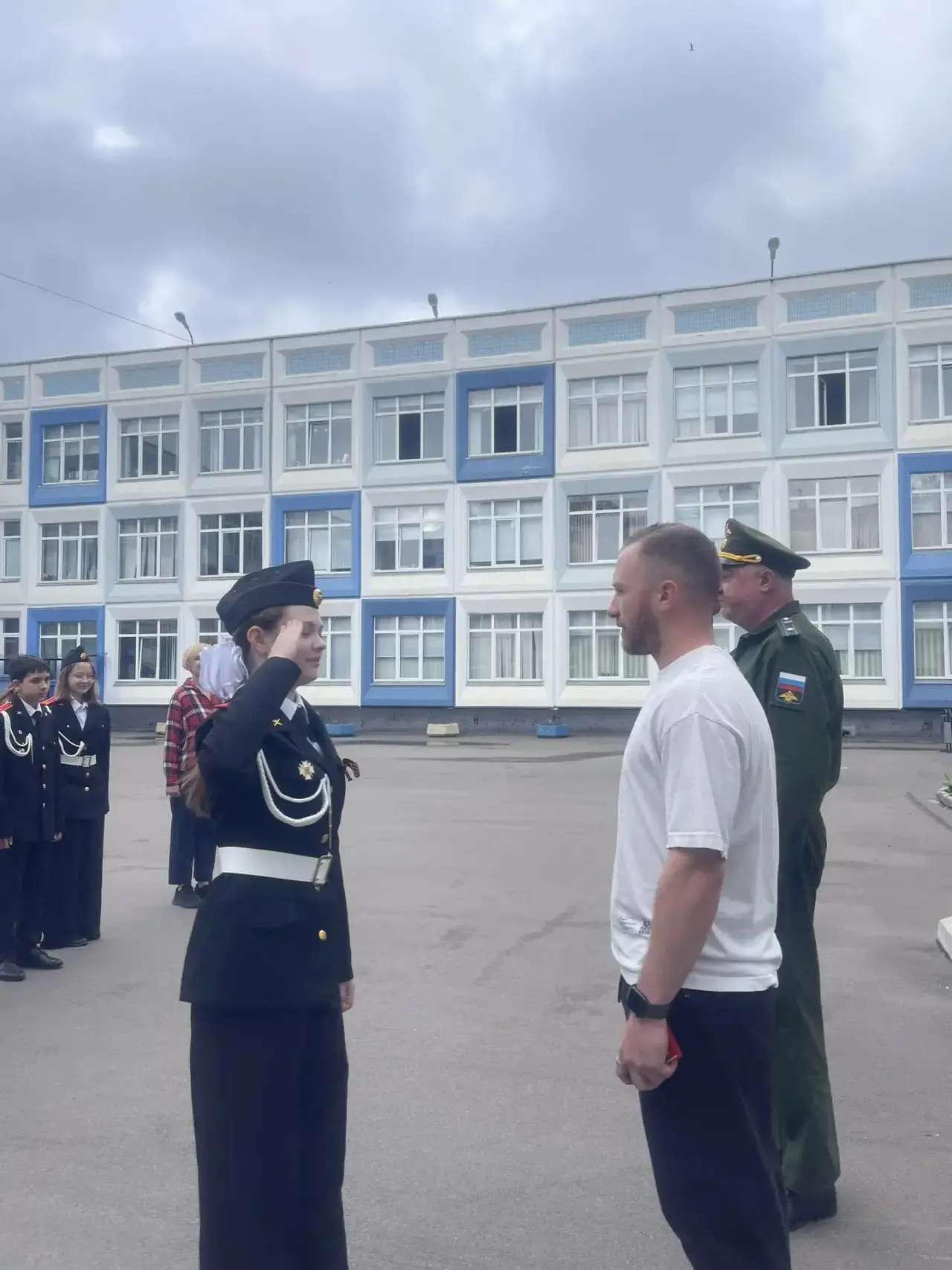 🇷🇺 Понедельник начинается с традиций  В нашей школе новая учебная неделя традиционно началась с торж