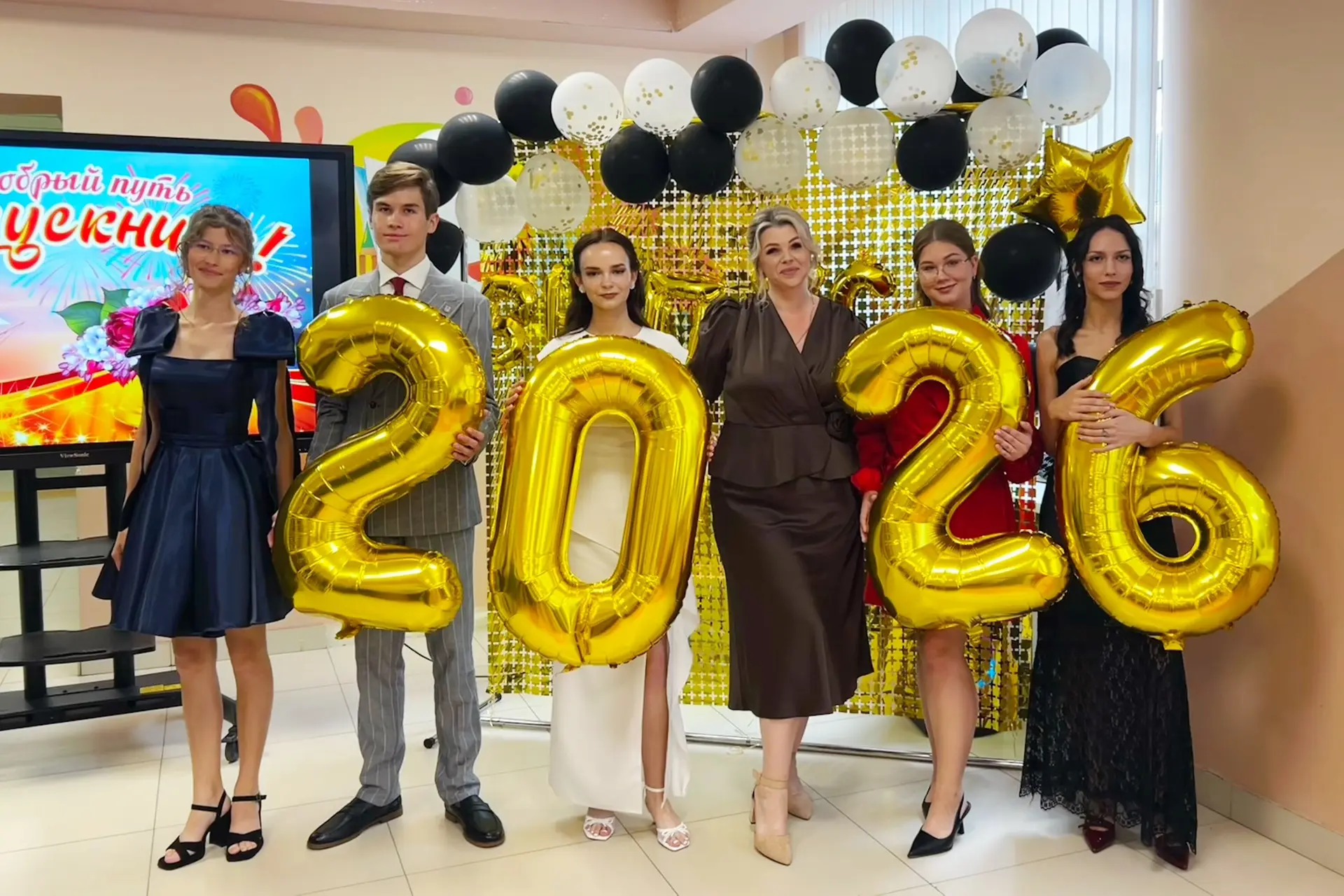 🎓ВЫПУСК-2026 в объективе! 🎓

✔️Сегодня, 27.06.2026,  одиннадцатиклассники получили аттестаты о сре