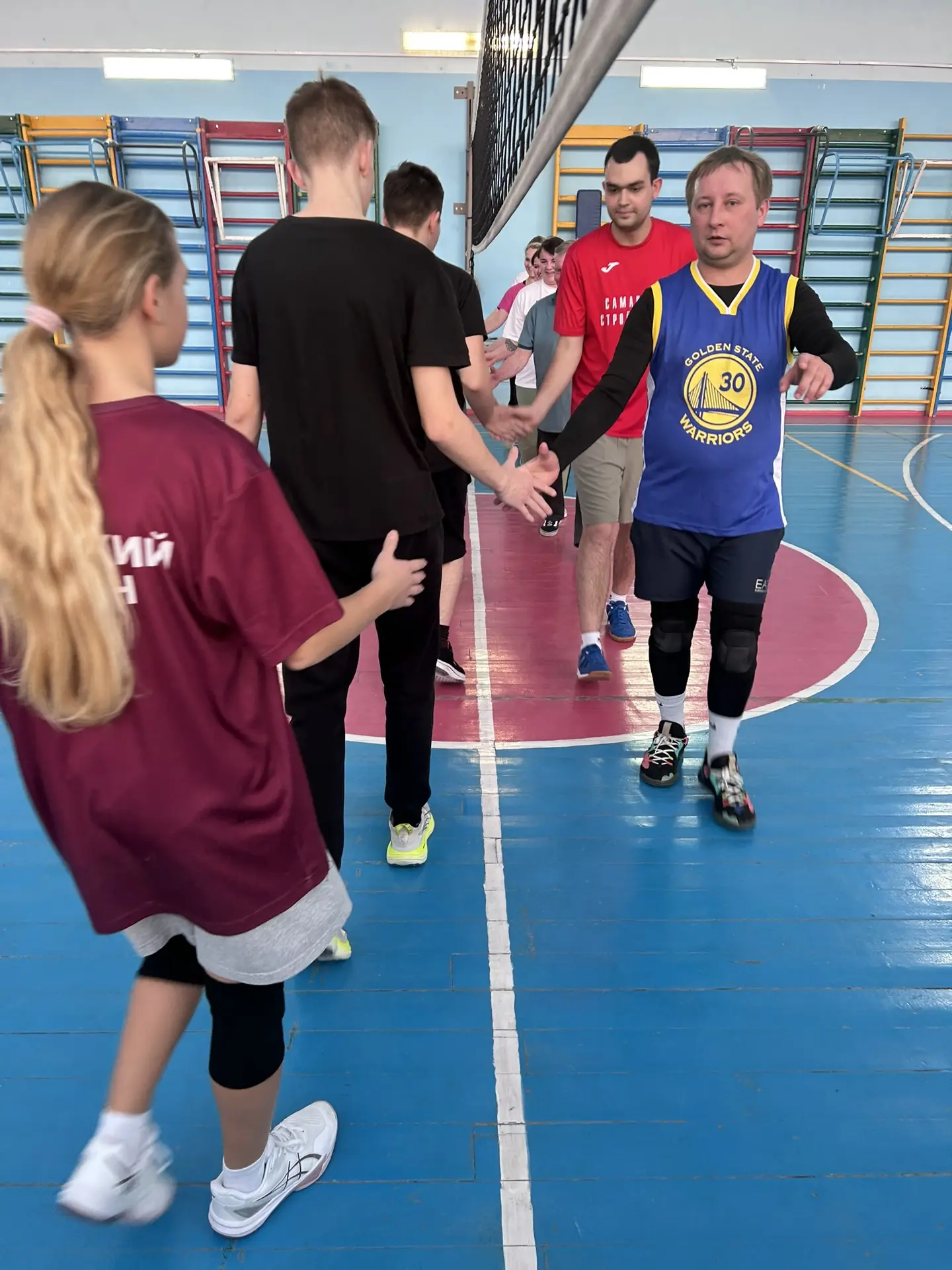 🏐 Товарищеский волейбольный матч в честь Дня памяти  В нашей школе прошёл товарищеский матч по волей