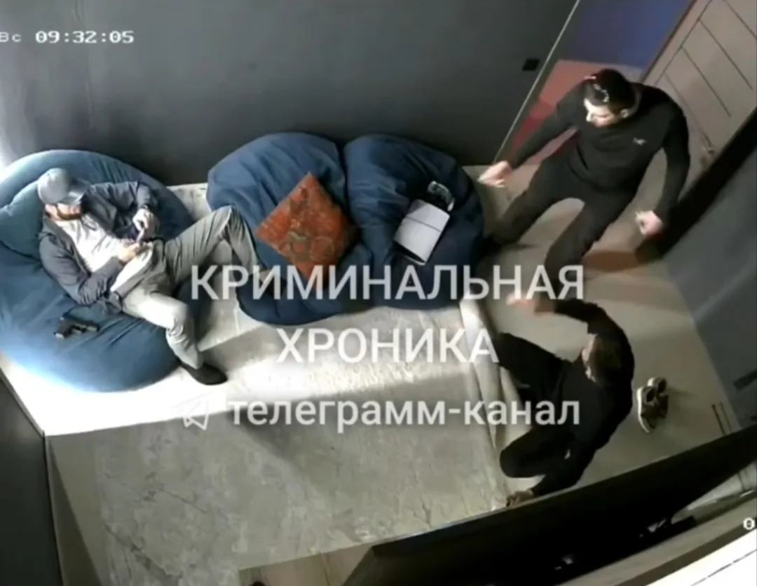В Махачкале двое мужчин отобрали у администратора игрового клуба PlayStation 5

Сотрудники Управлени