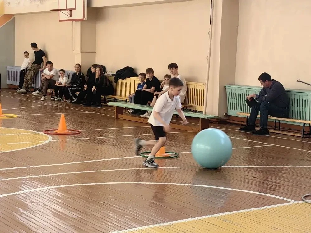 10 апреля в нашей школе прошли спортивные состязания в форме весёлых стартов "Братство", посвященных