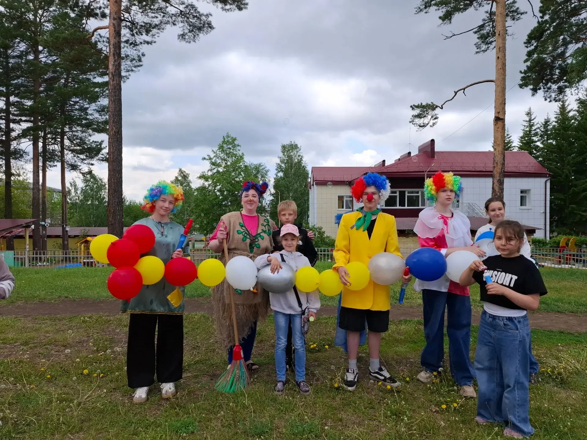 Шоу мыльных пузырей от Бабы Яги: день радужного настроения!

Сегодня в лагере «Родник» прошёл необыч