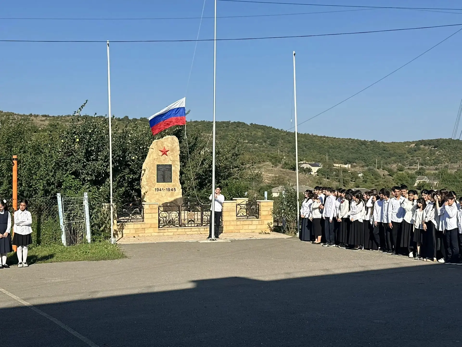 🇷🇺Сегодня, 7 сентября, в нашей школе прошла первая торжественная линейка поднятия фла...