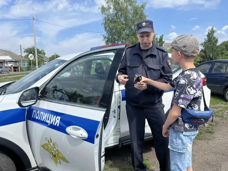 Первомайские госавтоинспекторы напоминают детям о безопасности на дорогах