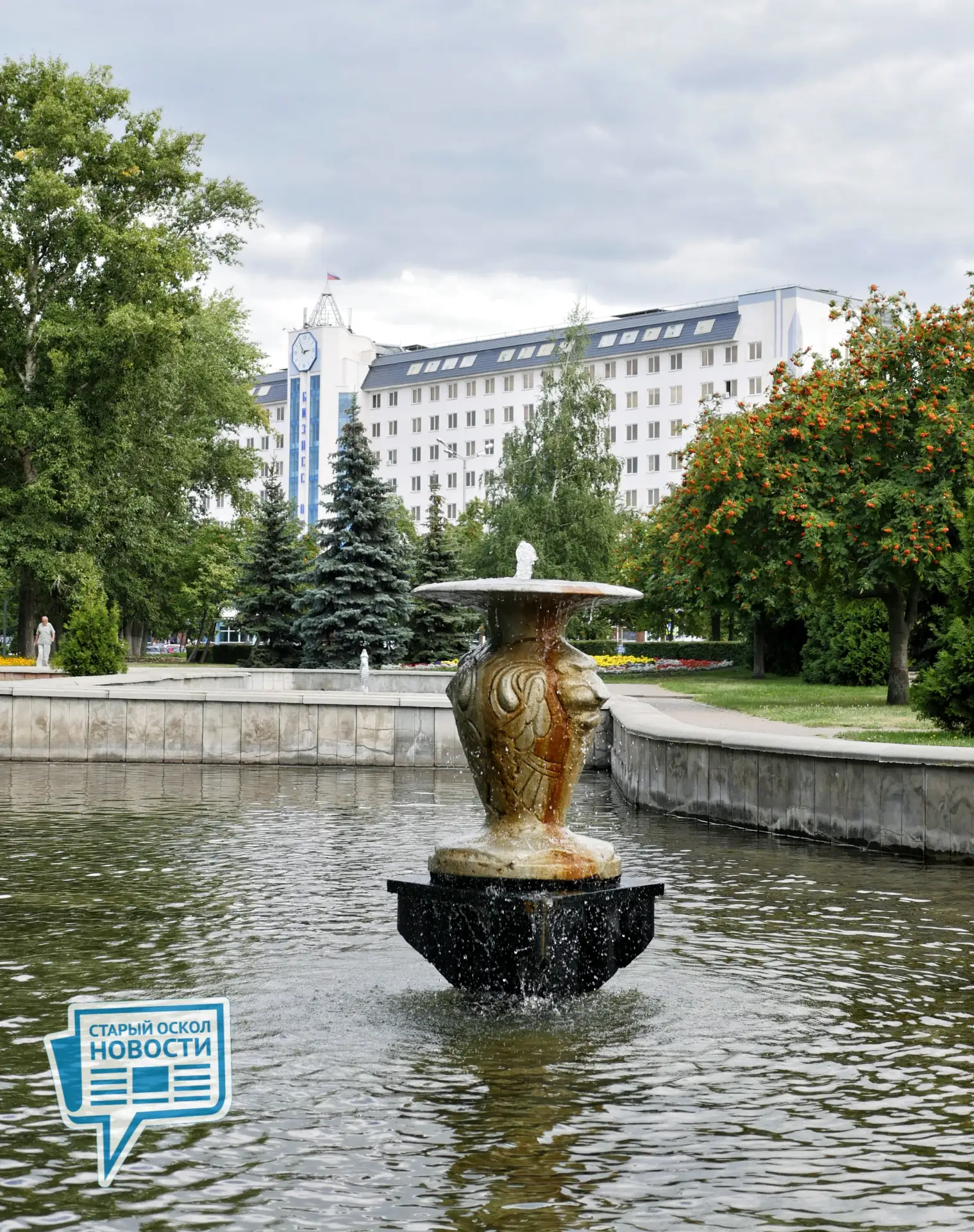 ⛲Жизнь кипела и бурлила, все плескались, и никто никого не выгонял под угрозой штрафов.

На фото фон
