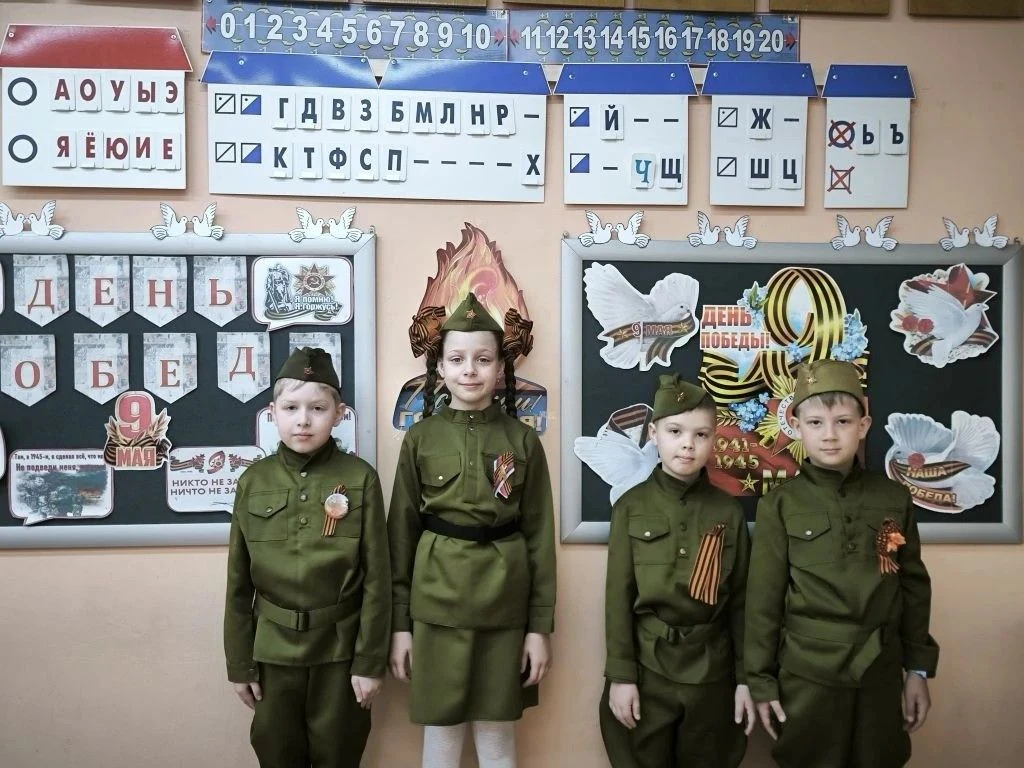 Сегодня в 1 «А» классе прошло мероприятие, посвящённое Дню Победы. Ребята читали стихи и рассказы о 