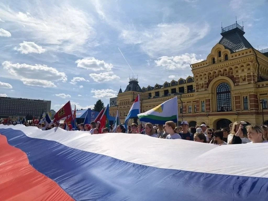 🇷🇺100-метровый триколор на Ярмарочной площади в честь Дня России!

С праздником🎉

@nnovgorod_life