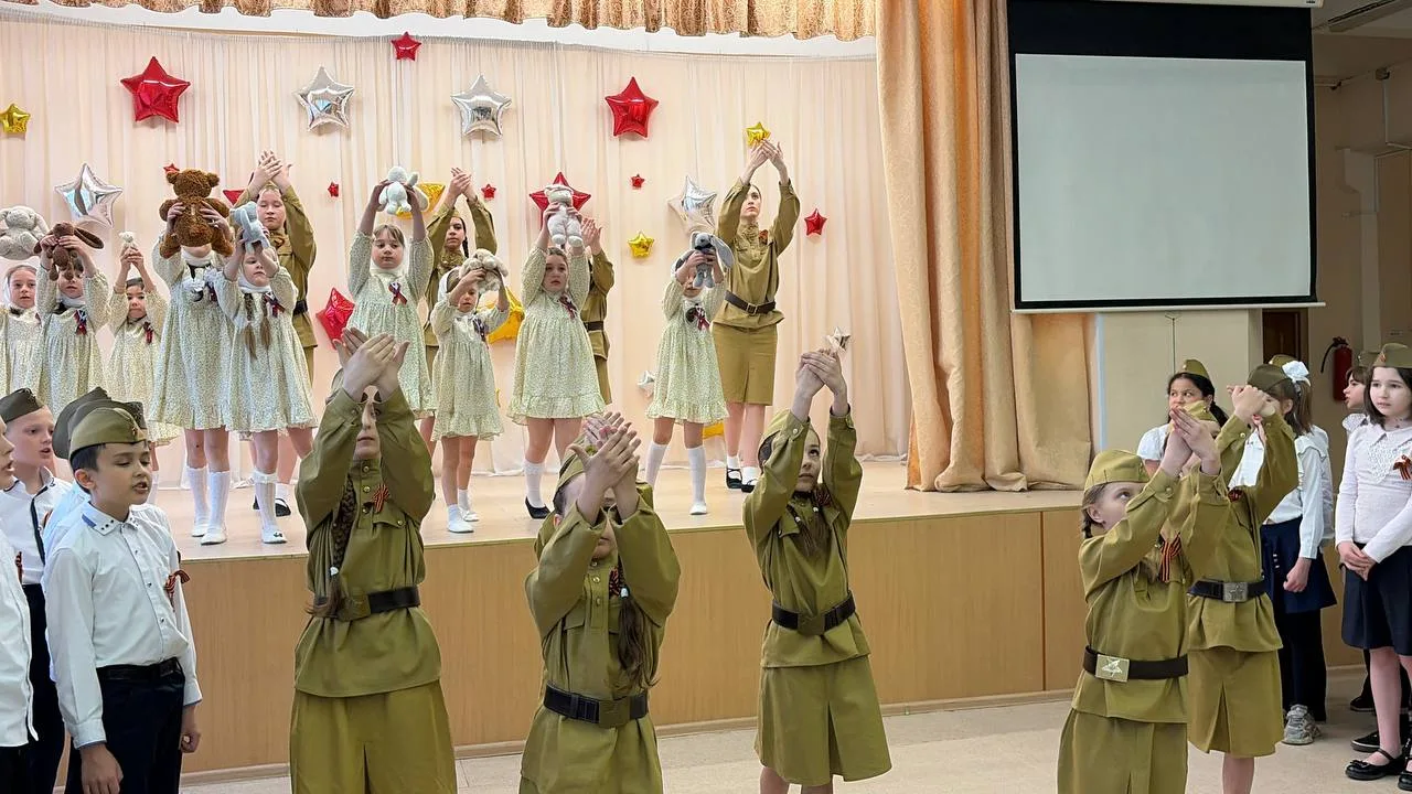Сегодня в нашем Центре образования №33 пос.им. Воровского царила особая атмосфера. На сцене — дети в