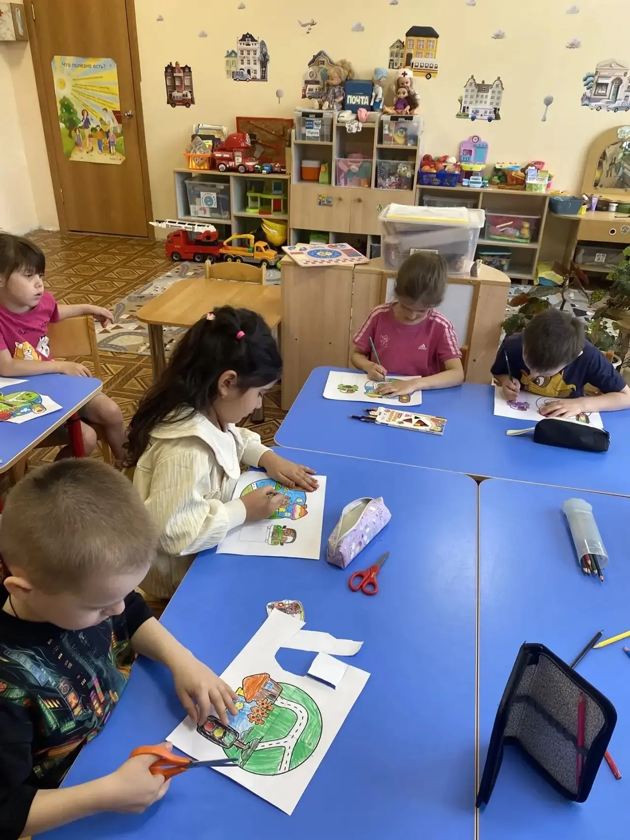 #Урокбезопасности #Культурабезопасности #ПДД Ребята старшей группы «Любознайки»изготовили поделки по