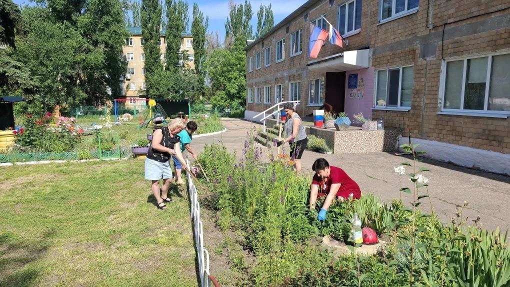 Добрая традиция в нашем саду акция "Чистый четверг" .