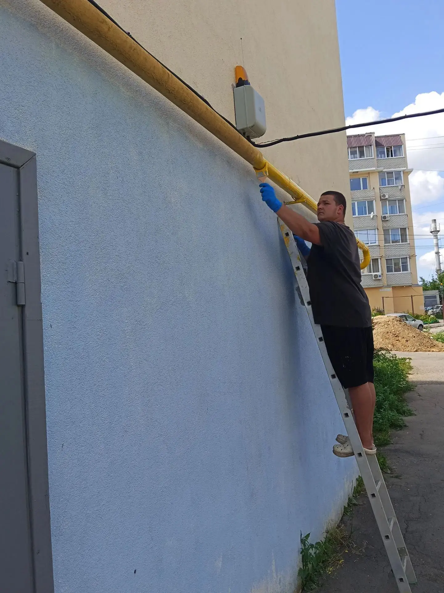 Покраска фасадных газопроводов на домах 20 и 20А по ул. им. Исаева Н.В.