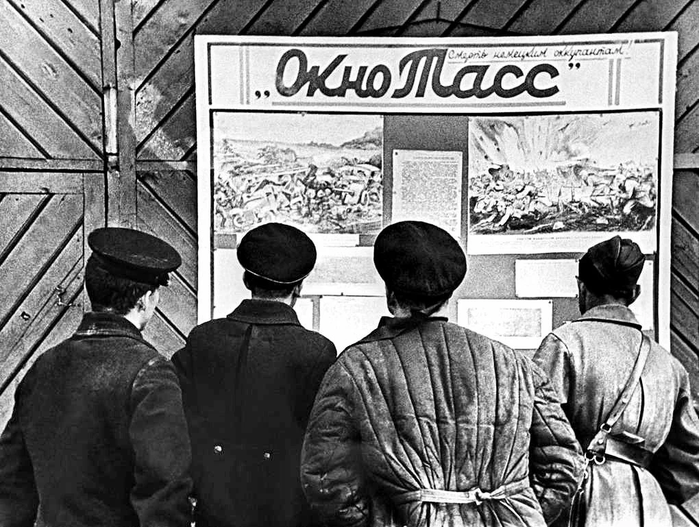 Агитационный плакат для поднятия боевого духа "Окно ТАСС", в поселке Осиновец на западн...