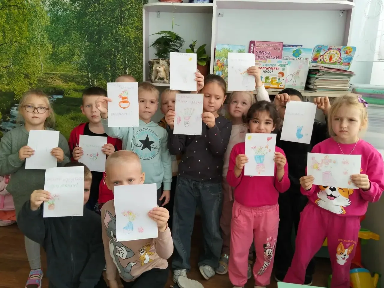Дети старшей группы №1 ко Дню пожилого человека нарисовали для бабушек и дедушек замеча...