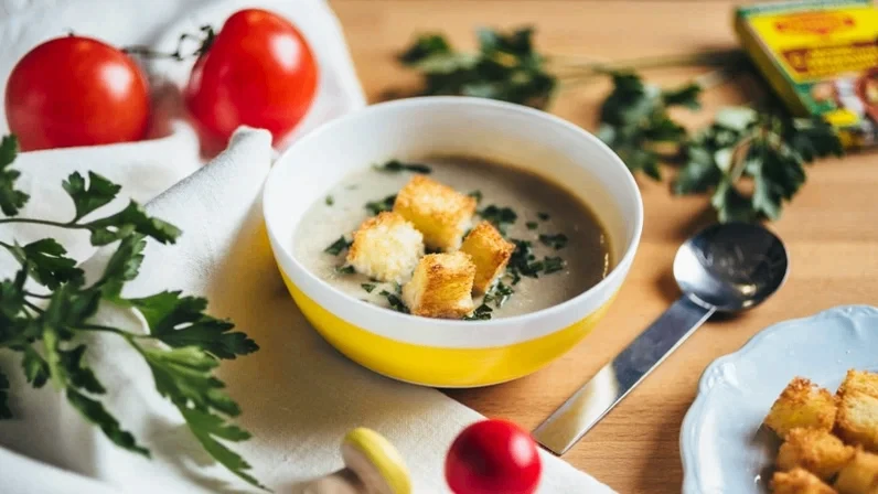 🍄 Суп-пюре из шампиньонов — нежный крем-суп на бульоне со сливками и картофелем.