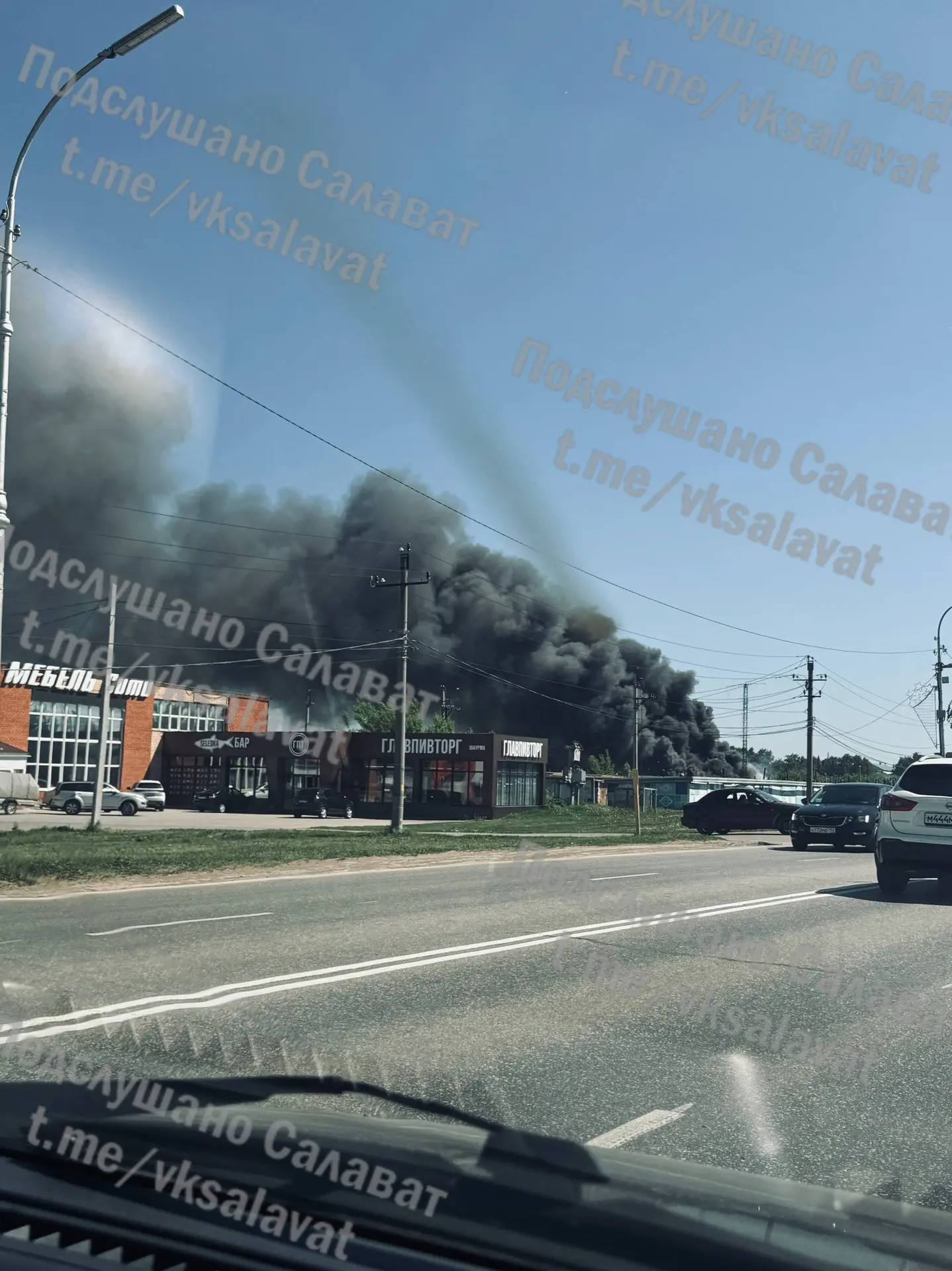 В Салавате пожар на Первомайской в гаражном кооперативе. Пожарные тушат.  Подписаться на Подслушано 