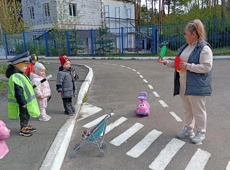 В группе "Мультяшки" прошло увлекательное занятие, посвящённое правилам дорожного движе...