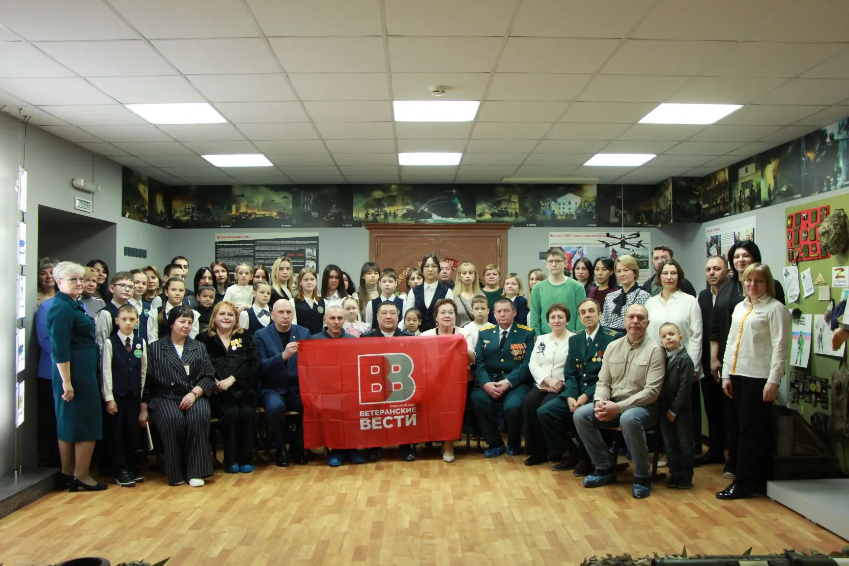 28 февраля в Медико-биологическом лицее открылась экспозиция «СВО: линия жизни и подвига». Это не пр