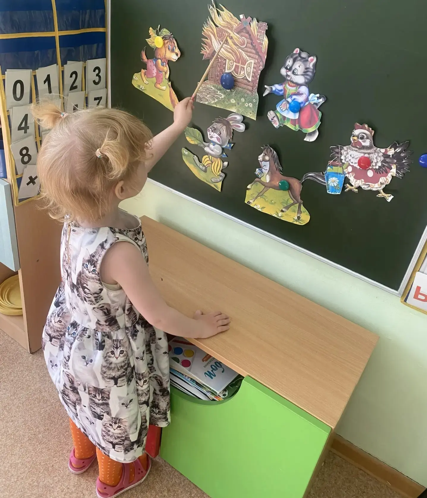С самого раннего детства нужно учить ребенка правилам безопасности и объяснять, насколько опасен и к