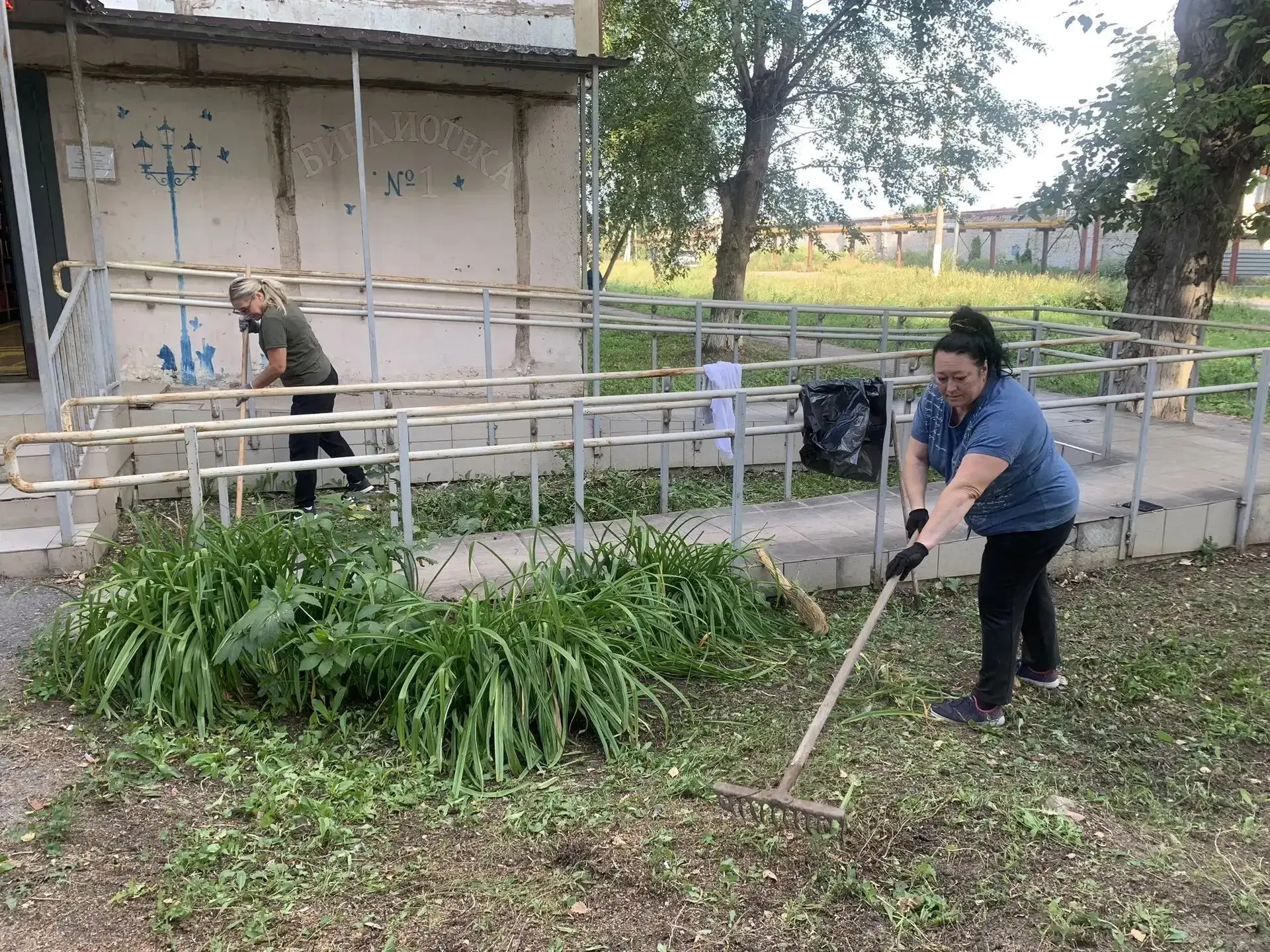Маленький вклад каждого — большая польза для всех!! Улица Центральная  д. 6 и  д. 107! ...