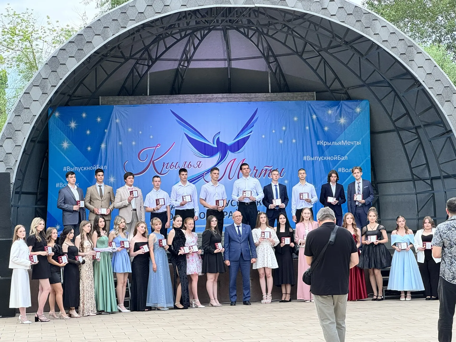 💫ГОРДОСТЬ ШКОЛЫ💫
🎉Сегодня в Вольске прошло знаменательное событие - муниципальный выпускной вечер