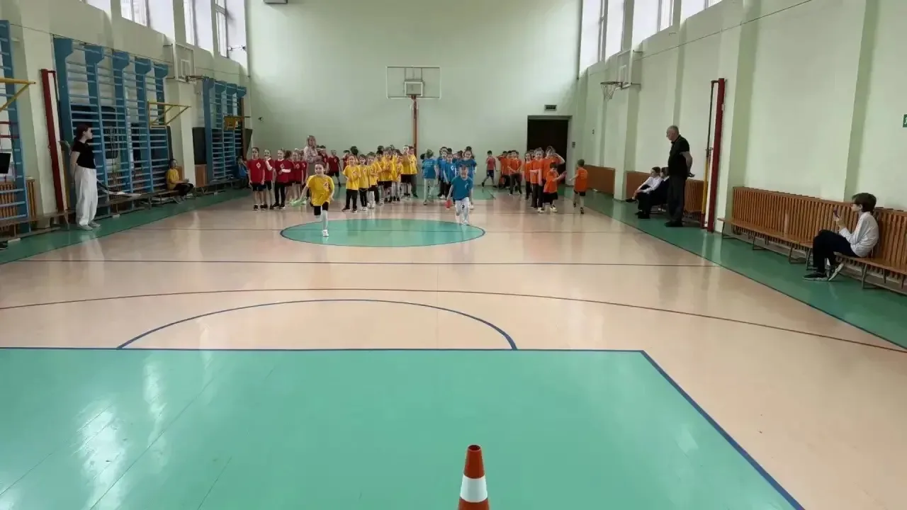 Спорт, дружба и море улыбок! 🏆  Каникулы у первоклассников начались с соревнований! В нашем спортивн