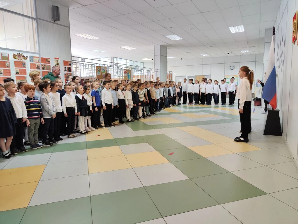 🇷🇺Торжественная церемония   Каждая неделя в нашей школе традиционно начинается с церемонии поднятия 