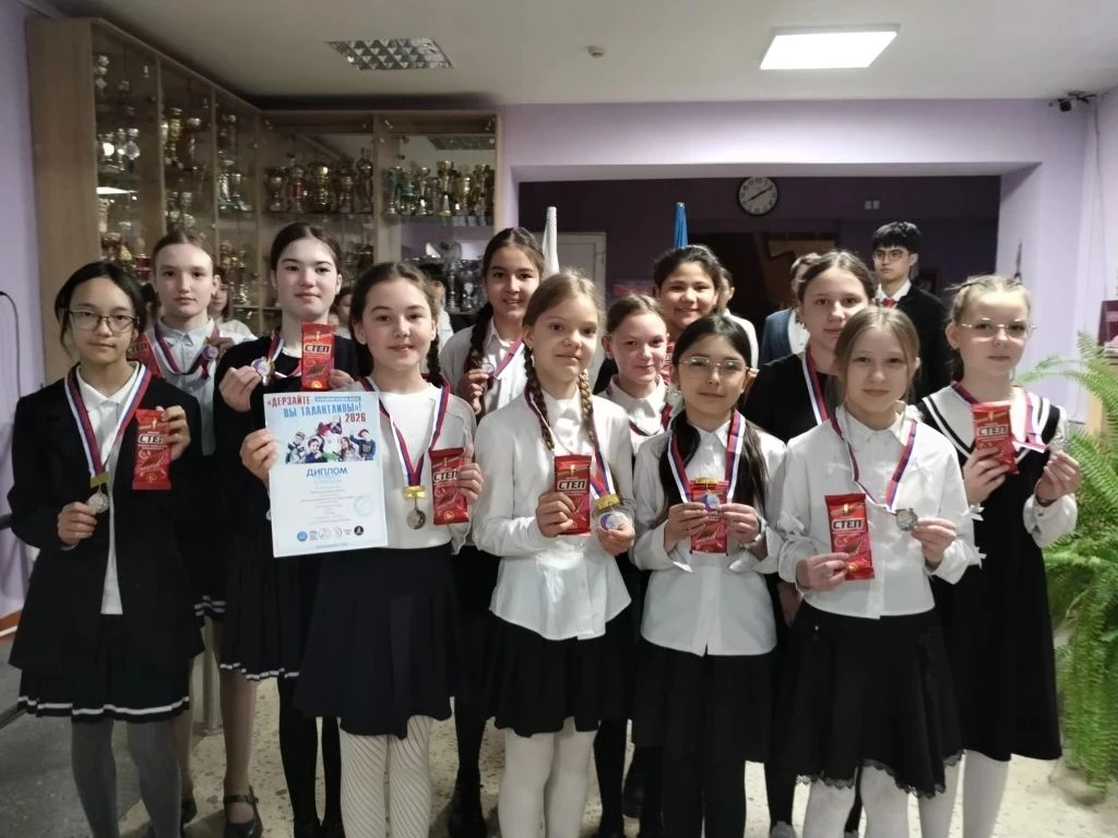 Понедельник — с побед! 🏆🇷🇺  Новая неделя в Гимназии началась с торжественного внесения флагов и испо