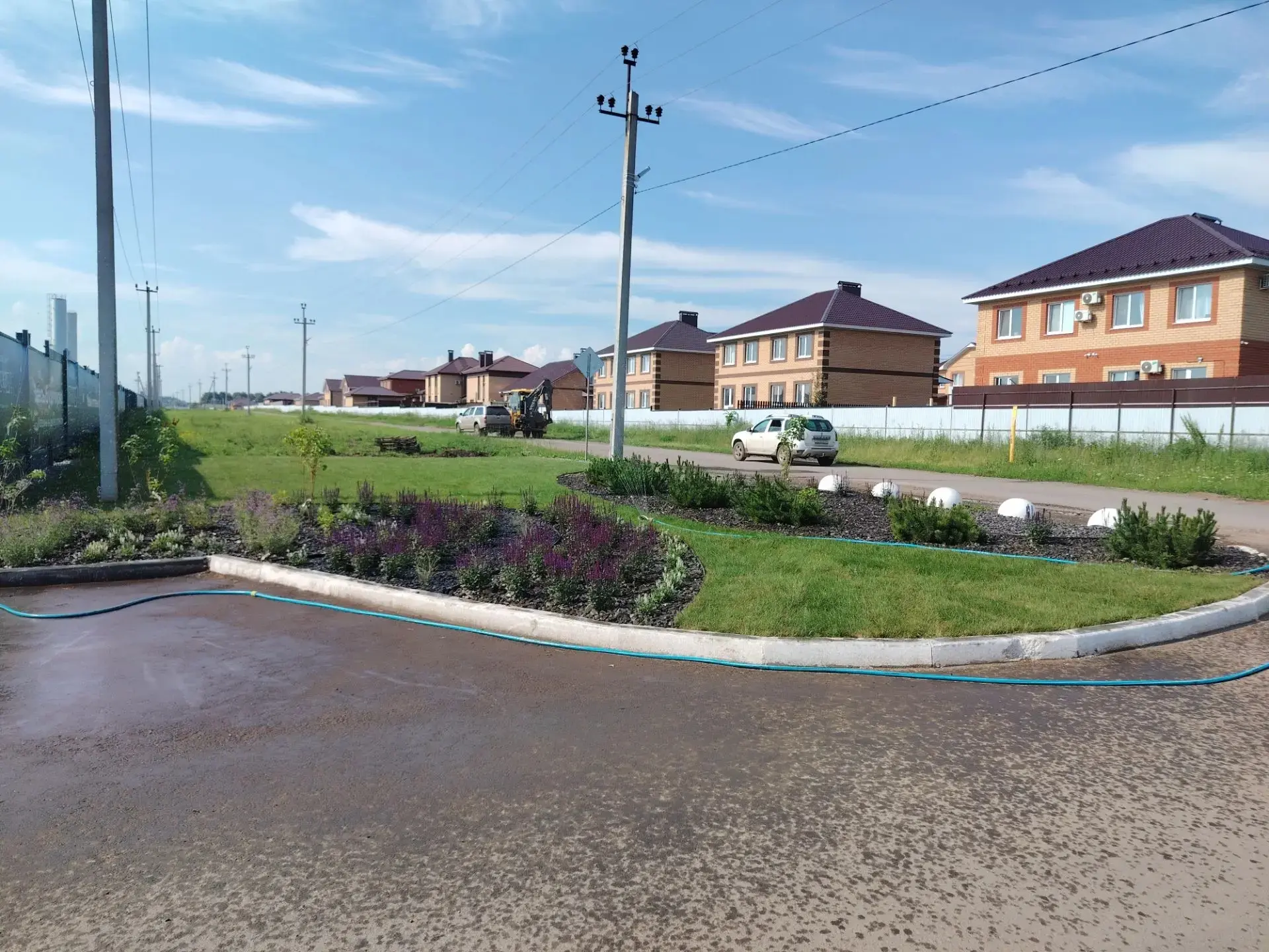 Поливаем растения, высаженные возле въезда в коттеджный посёлок "Созвездие Цефей". По прогнозу дождь