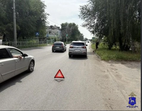 В стоящую на светофоре Весту влетела иномарка: мальчиков отправили на скорой
