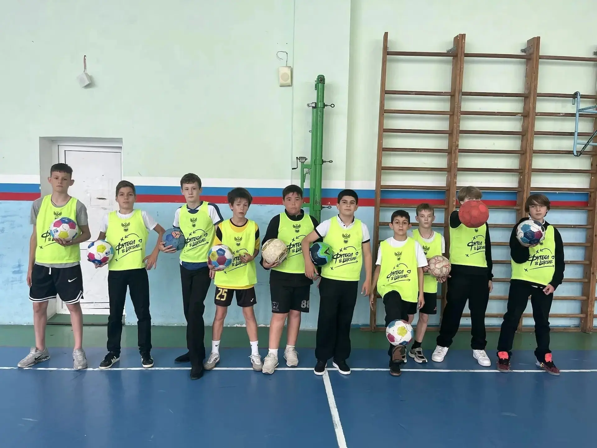 ⚽️ Флешмоб удался на славу! ⚽️Сегодня наша школа превратилась в большую футбольную площадку: ученики