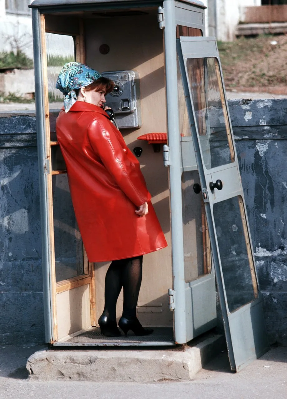 Модница в телефонной будке. Минск, 1967 год.

🚩