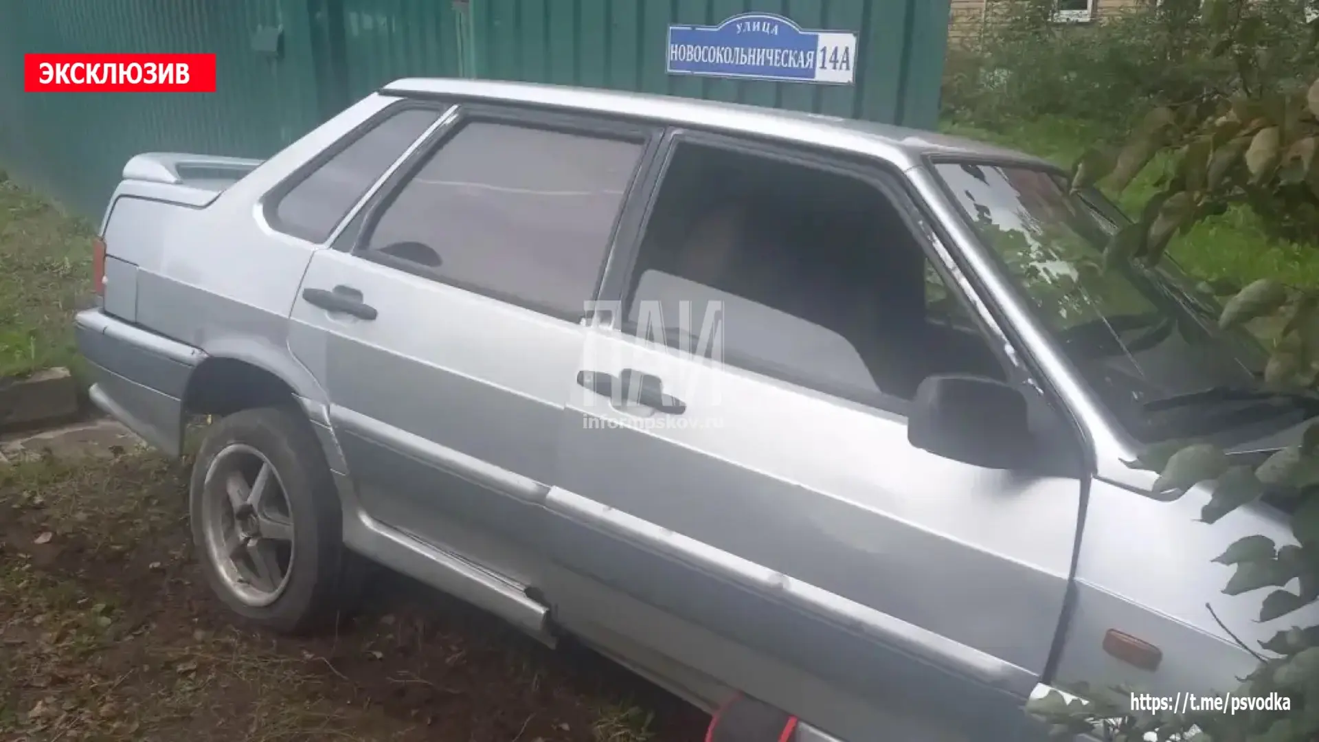 В Великих Луках, на улице Новосокольнической у дома 1, водитель трактора МТЗ-82 не проп...