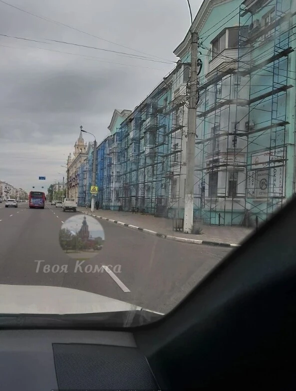 Фасады домов в центре обрастают строительными лесами.  Город на время меняет свой облик, что-бы вско