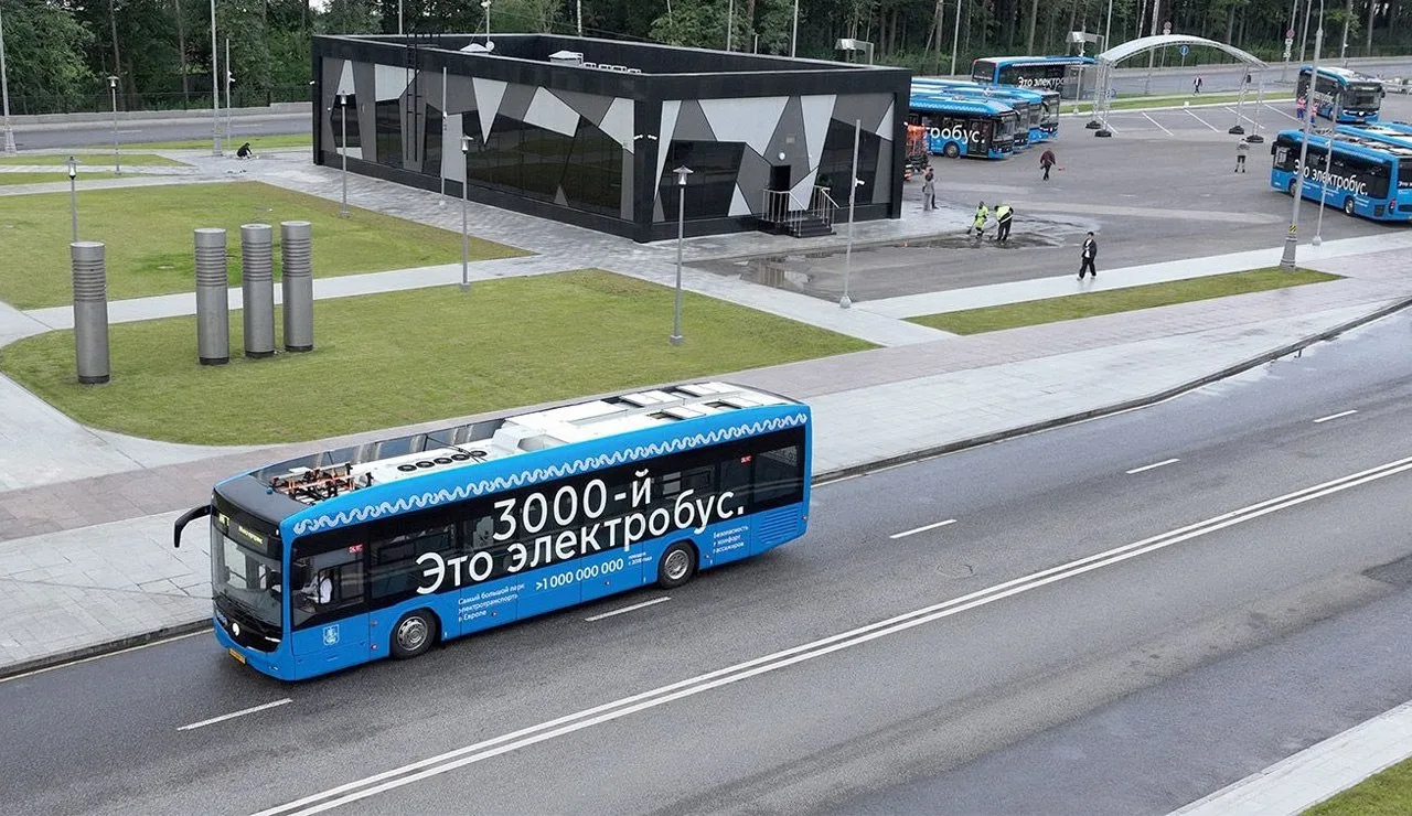 🚌 Парк электробусов столицы нашей Родины в конце июля 2026 года достиг 3000 единиц. Юбилейная машин