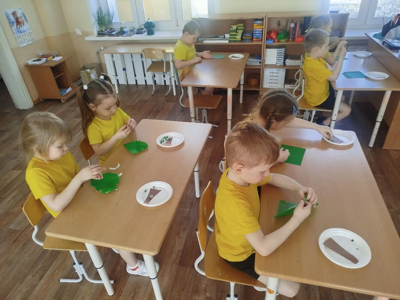 🌍 День земли 🌍

Давайте будем беречь планету,

Другой такой на свете нету.

Развеем над нею и тучи