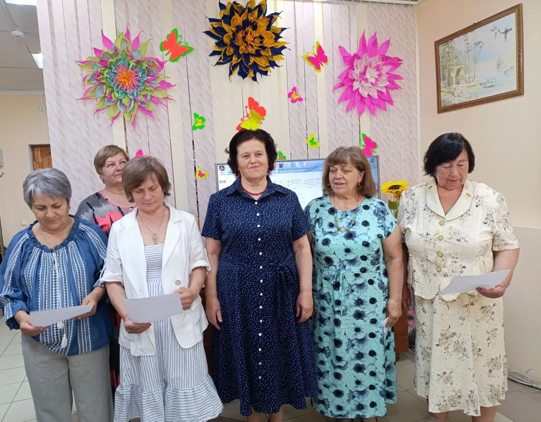 🎉🏡К Дню социального работника культорганизатор Тамара Семёновна Куренкова и участники клуба зоолот
