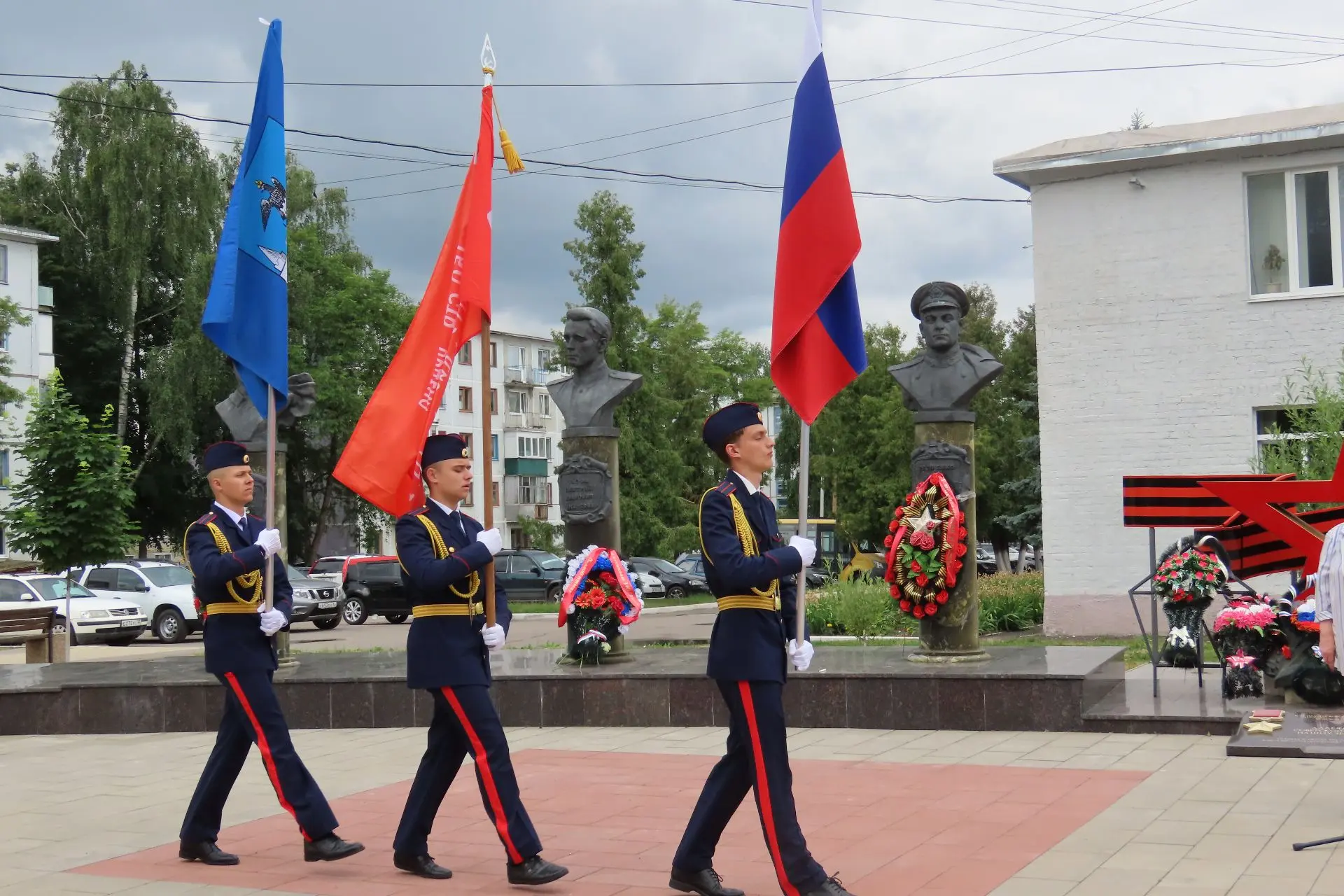 В Карачеве, на Аллее Героев, прошел митинг, посвященный Героям Советского Союза, уроженцам Карачевск