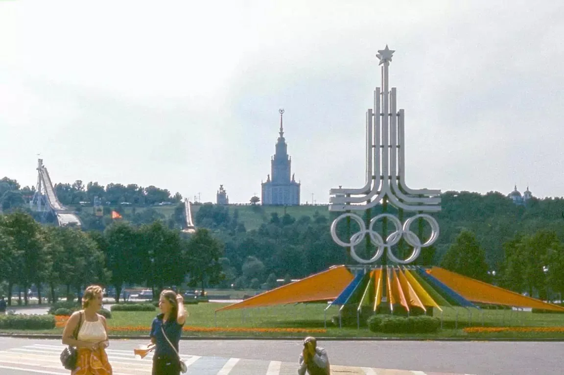 Эмблема Олимпийских игр 1980 года возле Большой спортивной арены в Лужниках.

Прекрасное далёко