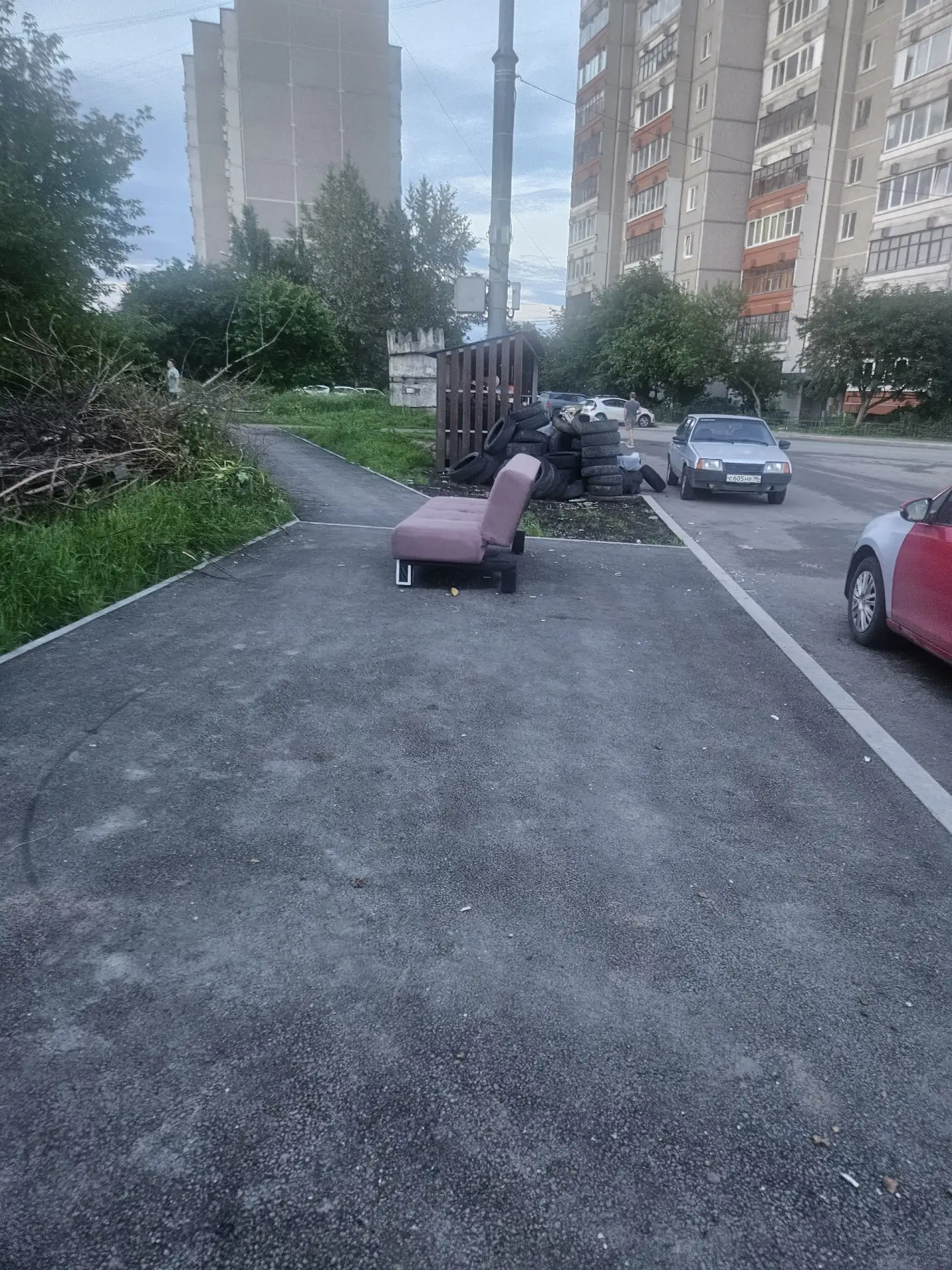 Вот так выглядит остановка конечная автобуса 89. Окраинная. 

Мало того, что участок под остановку с