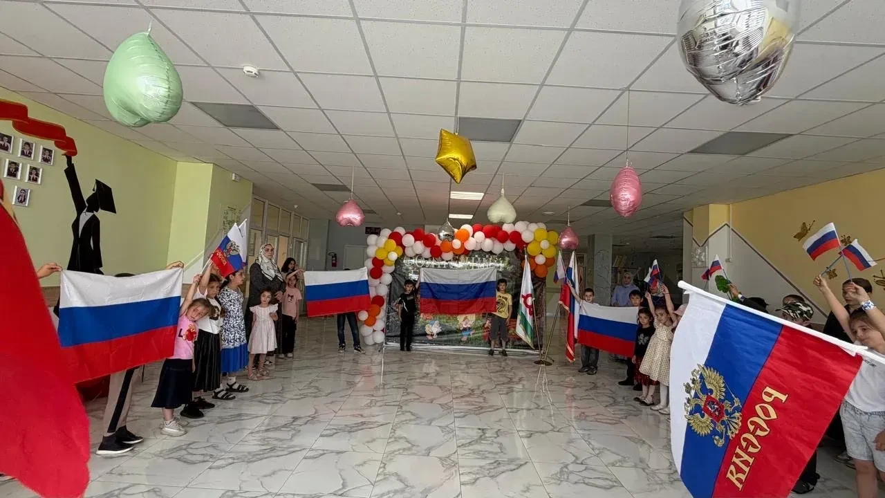 Вчера наш лагерь превратился в настоящую творческую мастерскую, наполненную любовью к Родине. В чест