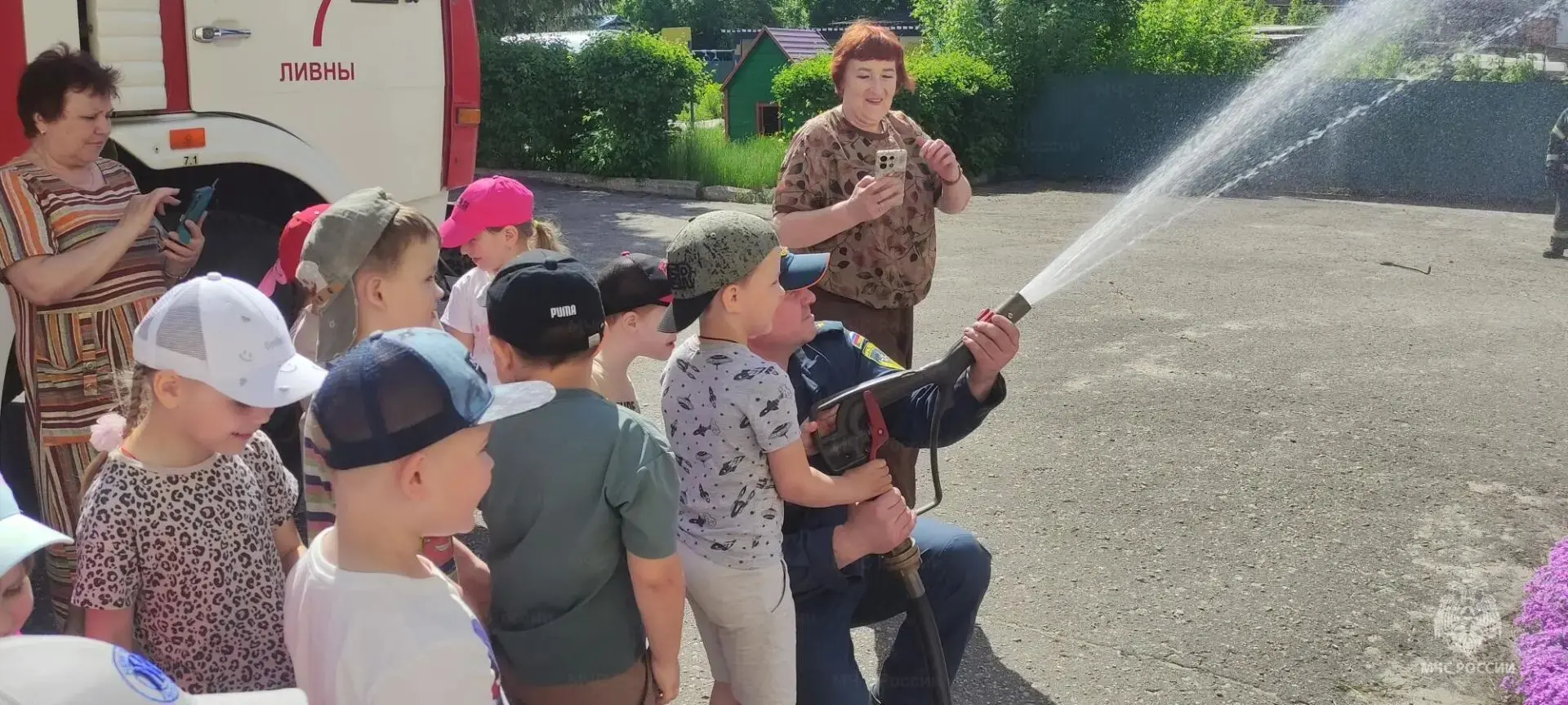 🚒 В Ливнах сотрудники МЧС России обучают малышей правилам безопасности  У воспитанников детского сад