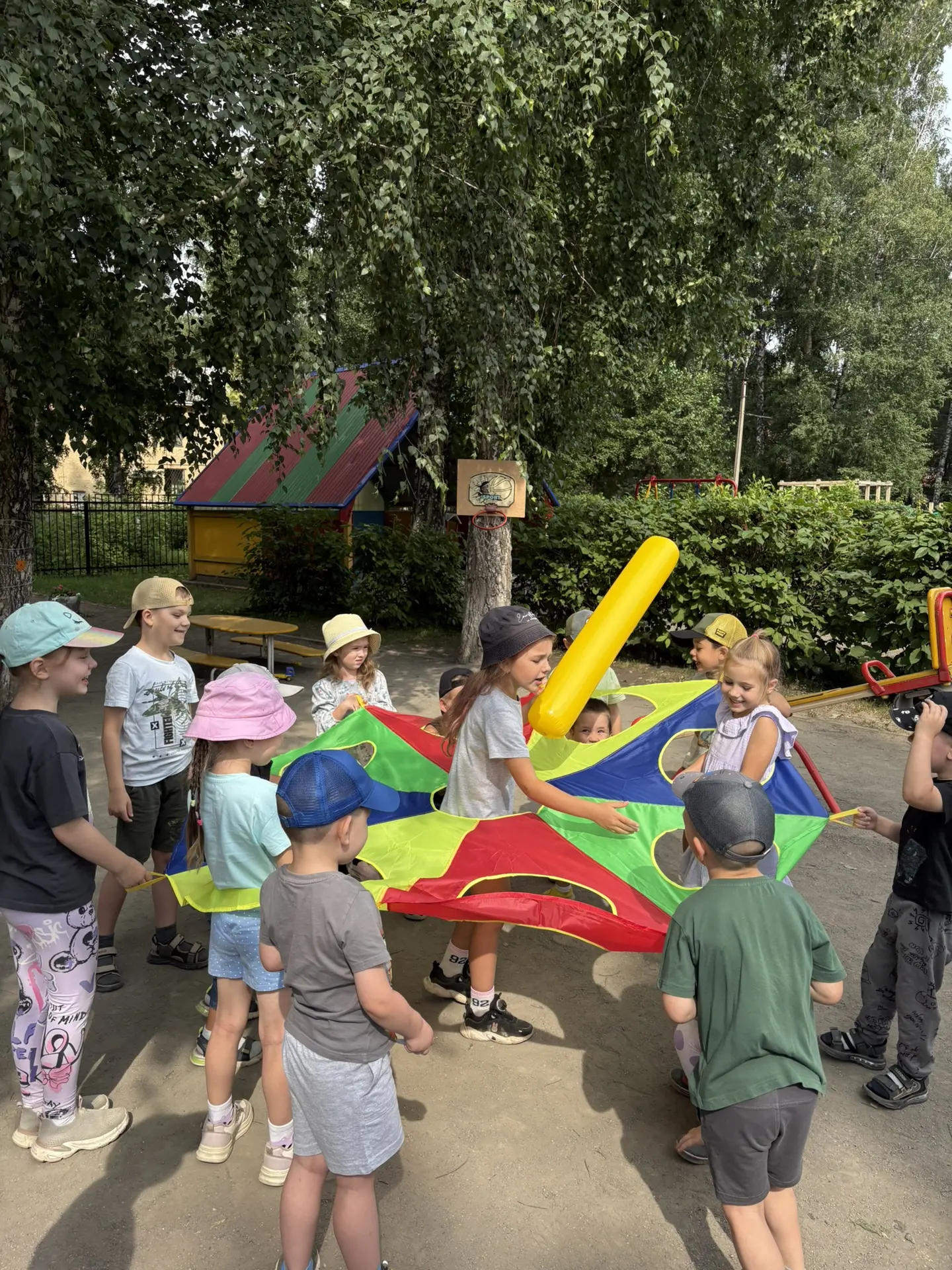 Пребывание на свежем воздухе, а именно на прогулке, имеет большое значение для физического развития 