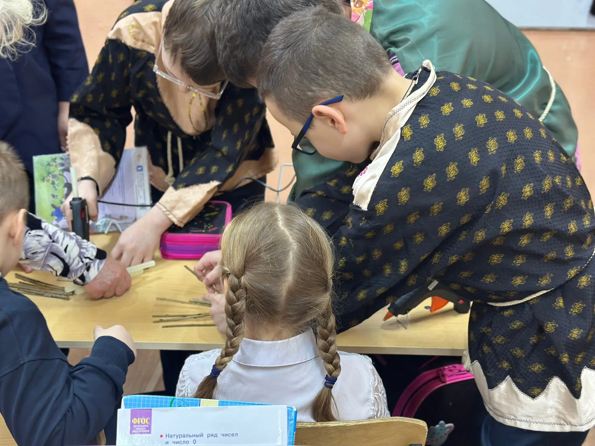 👩‍🔧Мастерская дружбы: старшие помогают младшим  На прошлой неделе наши пятиклассники приняли участие